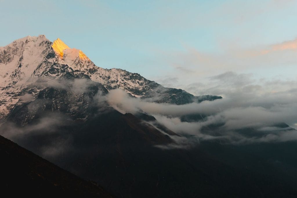 02_Stunning_view_of_the_Himalayan_mountains_in_Nepal_during_sunrise_with_