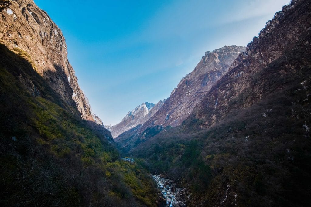 03_Stunning_view_of_Deurali_valley_in_the_Himalayas_showcasing_rugged_lan
