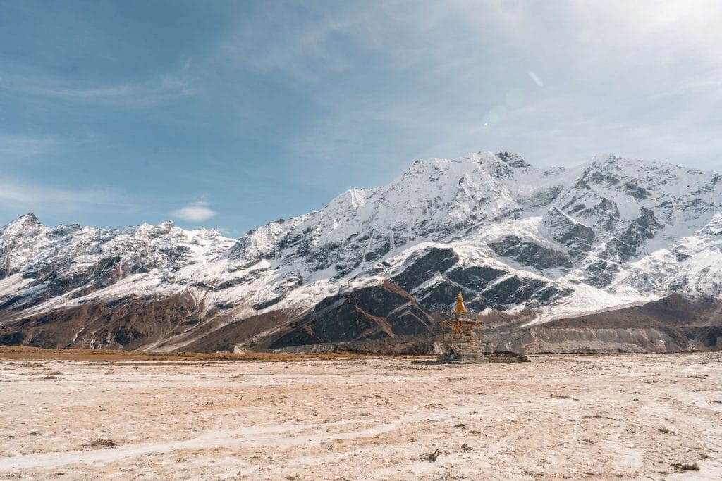 04_A_breathtaking_view_of_the_snow_capped_Himalayan_mountains_in_Nepal_wi
